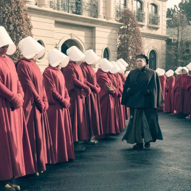 Universul Gilead se extinde: „Testamentele” ajunge pe ecrane, dar cartea rămâne experiența supremă